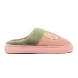 Pantufla abierta gris de poliuretano, con interior y borde de corderito sintético en tono tostado. Cuenta con una tira lateral decorativa con la palabra "SUPER" bordada y suela de goma.