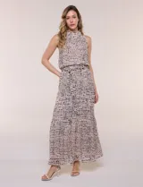 Vestido maxi de gasa beige con estampado de lunares marrones, escote halter sin mangas, cintura elastizada con lazo de ajuste y falda larga estructurada en paneles escalonados con forro interno.
