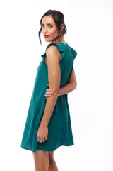 Vestido corto color verde esmeralda, con escote en V, mangas cortas con volados y corte evasé.