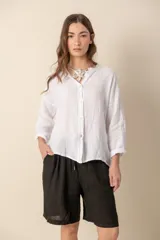 Camisa blanca de lino con cuello mao y mangas largas.