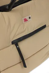 Bolso tipo tote bag color negro, con diseño acolchado y asas de mano. Incluye una correa ajustable y desmontable para llevar al hombro o cruzado. Cuenta con un bolsillo frontal con cierre y un compartimento principal también con cierre.