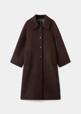 Abrigo largo de lana marrón, diseño recto, con cuello camisero, bolsillos laterales, manga larga y cierre frontal con botones.