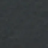 Polo gris oscuro de piqué de algodón con cuello clásico, tapeta de dos botones y manga corta con ribete blanco. Tiene un bolsillo de parche en el pecho izquierdo con el logo bordado de la marca.