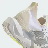 Championes de entrenamiento Adidas Rapidmove ADV 2, color blanco con detalles en beige y toques de amarillo neón. Presentan un diseño técnico con exterior textil transpirable, tecnología Climacool y mediasuela con amortiguación Lightstrike Pro para mayor retorno de energía.