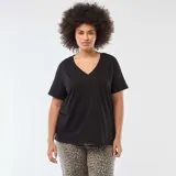 Camiseta básica de manga corta con cuello en pico, confeccionada en algodón de color negro.