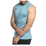 Musculosa deportiva Umbro de color negro, con cuello redondo y detalle de cinta con logo en los hombros. Presenta el logo de la marca estampado en el pecho.