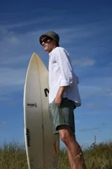 Short de baño verde militar con bolsillos laterales y cordón ajustable en la cintura.