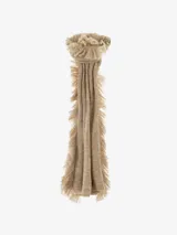 Bufanda tejida de color negro con textura brillante y flecos largos en los bordes.