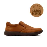 Zapato casual tipo slip-on de cuero color marrón, con diseño minimalista y suela de goma al tono.