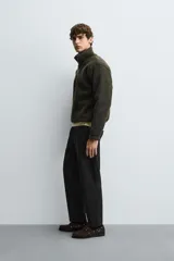 Pantalón regular fit color azul marino, confeccionado en tejido elástico. Cuenta con bolsillos frontales, bolsillos traseros de vivo con botón y cierre frontal con cremallera y botón.