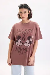 Remera oversize de manga corta color marrón con efecto gastado, con gran estampa frontal de Mickey y Minnie Mouse y tipografía retro.