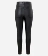 Pantalón skinny de sarga resinada color marrón, con cintura media, trabillas y bolsillos.