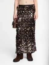 Falda midi negra con lentejuelas doradas, corte recto y cintura elastizada.
