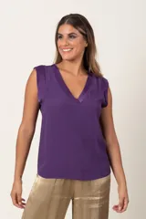 Blusa italiana de crepe color violeta, con escote en V y vivo de satén en el escote y las mangas.
