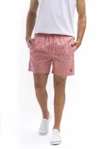 Short de baño rosado con estampado de rombos, cintura elastizada con cordón ajustable, bolsillos laterales y trasero.