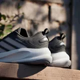 Championes de running adidas Supernova Ease 2, color negro con las clásicas tres tiras plateadas en los laterales y entresuela blanca con amortiguación.