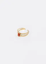 Anillo dorado con doble aro y piedra sintética color naranja. Es ajustable y de acero quirúrgico hipoalergénico.