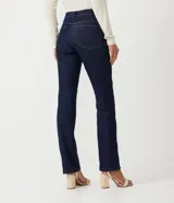 Pantalón de corte recto en denim azul oscuro, con tiro medio, trabillas para cinturón y bolsillos funcionales.