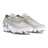 Championes de fútbol Under Armour Magnetico Pro 4 FG, color gris claro con detalles en blanco y logo plateado. Presentan tecnología UA Clone para un ajuste personalizado, impresión 3D para mayor control y tacos cónicos de TPU para agilidad en el campo.
