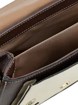 Cartera tipo maletín con diseño tricolor en tonos marrón, beige y chocolate. Presenta solapa frontal con dos correas decorativas con hebillas metálicas doradas, asa superior y correa ajustable extraíble. Incluye logo metálico en el centro y divisiones internas.