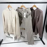 Pantalón de vestir color gris claro, confeccionado en tela gabardina.