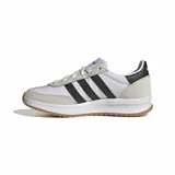 Championes Adidas Run 70s de estilo retro, con exterior de cuero blanco, detalles en gamuza beige y las icónicas tres tiras laterales en negro. Cuenta con mediasuela Cloudfoam para mayor amortiguación y suela de caucho color caramelo.