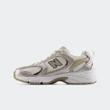 Championes lifestyle New Balance 530 de estilo retro, inspirados en los modelos clásicos de running de los años 90 y 2000. Combinan malla transpirable con revestimientos metalizados en tonos beige, blanco y detalles en marrón. Incorporan tecnología de amortiguación ABZORB en la suela para mayor comodidad.