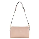 Cartera tipo bandolera Guess modelo Kassie, color rosado, con cierre superior, correa ajustable y logo de la marca en letras metálicas doradas en el frente.