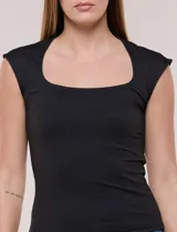 Musculosa básica negra entallada de tejido elástico, con escote cuadrado y mangas japonesas cortas.