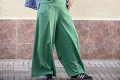 Palazzo tiro alto de jersey de algodón liviano color verde, de corte amplio y fluido, con faja ancha y bolsillos laterales.