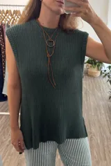 Chaleco tejido de punto en color verde oscuro, con cuello redondo, sisas amplias y tajos laterales en el ruedo.
