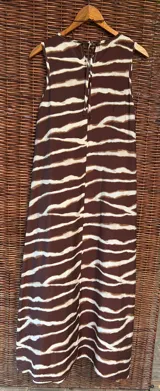 Vestido marrón con estampado de líneas horizontales blancas y marrones.