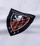 Remera de corte boxy fit confeccionada en microfibra de poliéster, con cuello redondo, manga corta y estampado frontal con la palabra Phantom y logo de Athletic Club.