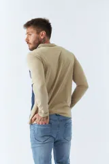 Polo de hombre marca Brookfield, manga larga, color beige con rayas horizontales azul marino y blanco en el pecho. Tiene cuello clásico con botones y logo estampado en el pecho.