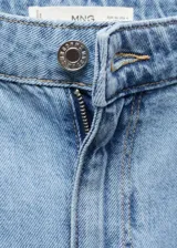 Pantalón de jean de tiro medio con diseño recto y detalle de pinzas en la cintura. Cuenta con cierre de cremallera, botón y bolsillos traseros.