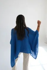 Blusa azul francia de lino, con escote en V y mangas cortas amplias, de corte oversize.