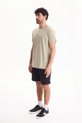 Remera básica de algodón color blanco, con cuello redondo y mangas cortas.