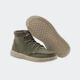 Botas Hey Dude modelo Bradley color verde oliva, de caña media, con cordones y suela beige.
