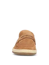 Mocasín Hush Puppies modelo Montella, confeccionado en descarne color tostado. Presenta un diseño clásico con detalle de antifaz y suela con borde de yute trenzado, combinando elegancia y estilo natural.