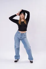 Jeans loose fit de tiro medio, color celeste claro, con corte recto y relajado de inspiración noventera.