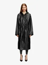 Abrigo extragrande negro con capucha, cierre frontal con cremallera y cordones ajustables en capucha, cintura y puños. Logotipo Oval D en relieve en la manga.