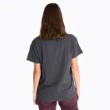 Remera de manga corta color gris oscuro con cuello redondo. Presenta un estampado gráfico frontal con la inscripción 'MERRELL OUTDOOR' y motivos abstractos en tonos rosados y blancos.