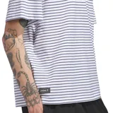 Remera de manga corta Adidas Skateboarding, con diseño de rayas horizontales finas, cuello redondo y corte holgado. Incluye etiqueta de la marca en el dobladillo inferior.