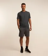 Remera deportiva masculina de manga corta con cuello redondo, confeccionada en tejido técnico con tecnología Dry para mayor transpirabilidad. Presenta detalles reflectantes en los hombros y un diseño liso en color verde melange.