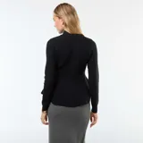 Sweater negro de manga larga con cuello alto y peplum ajustado a la cintura.