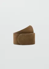 Cinturón ancho de gamuza en color marrón con diseño envolvente y cierre frontal.