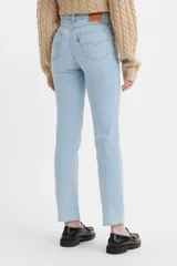 Jean de corte recto y tiro alto, en un tono azul claro lavado. Presenta cierre frontal con botón y bolsillos clásicos.