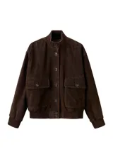 Chaqueta marrón oscuro de piel caprino, con cierre frontal de botones, bolsillos con solapa en el pecho y mangas largas.