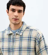Campera Marfinno masculina confeccionada en tweed de algodón con diseño a cuadros jacquard, cuello con solapa, mangas largas y bolsillos delanteros.