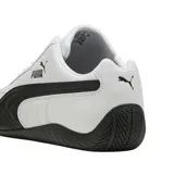 Championes Puma Speedcat LTH de perfil bajo, color blanco con detalles en dorado y suela negra. Diseño inspirado en el automovilismo con el logo de la marca en el lateral y la lengüeta.